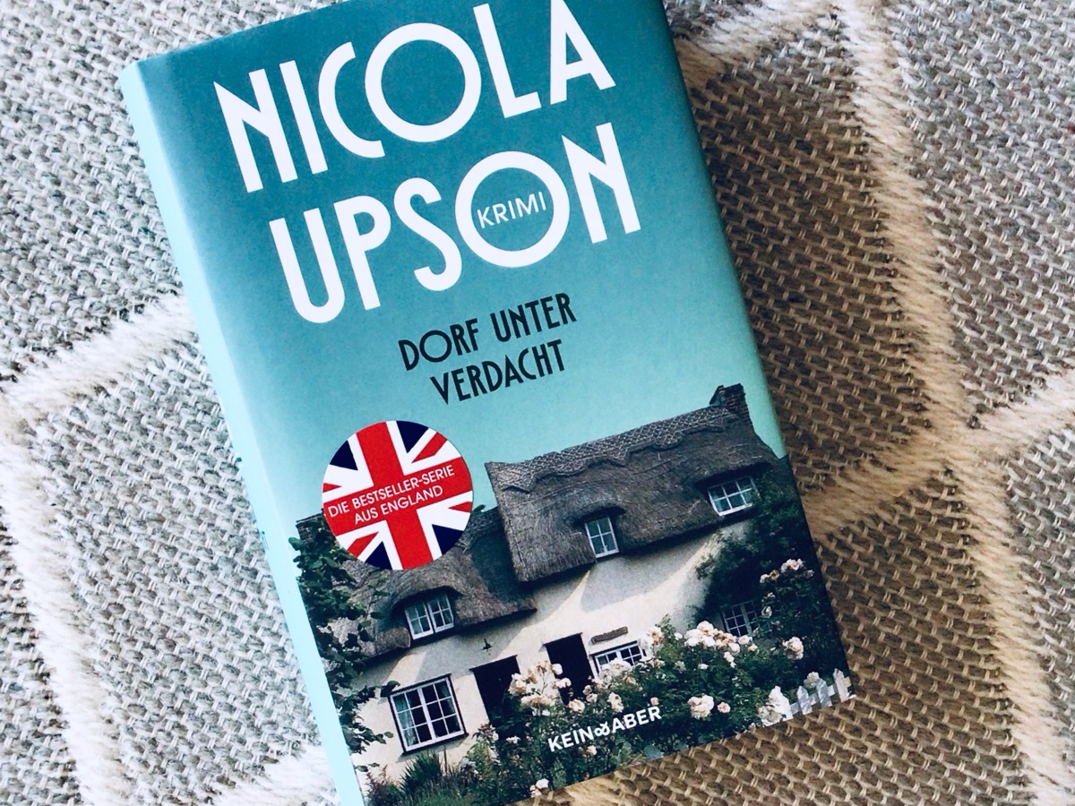 „Dorf unter Verdacht“ von Nicola Upson